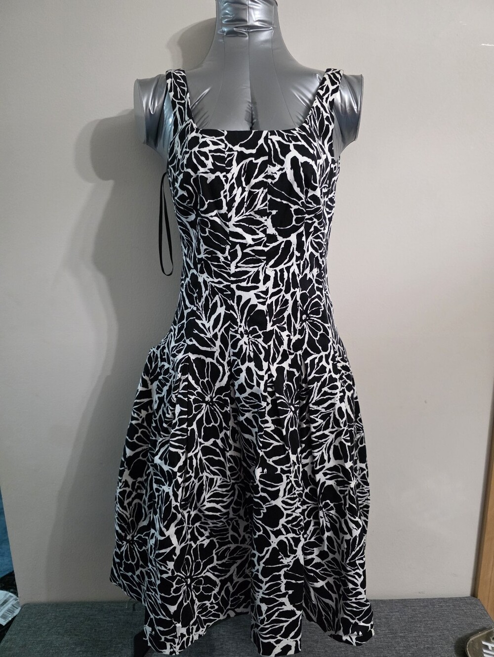 Black & White Floral Scoop Neck With POCKETS